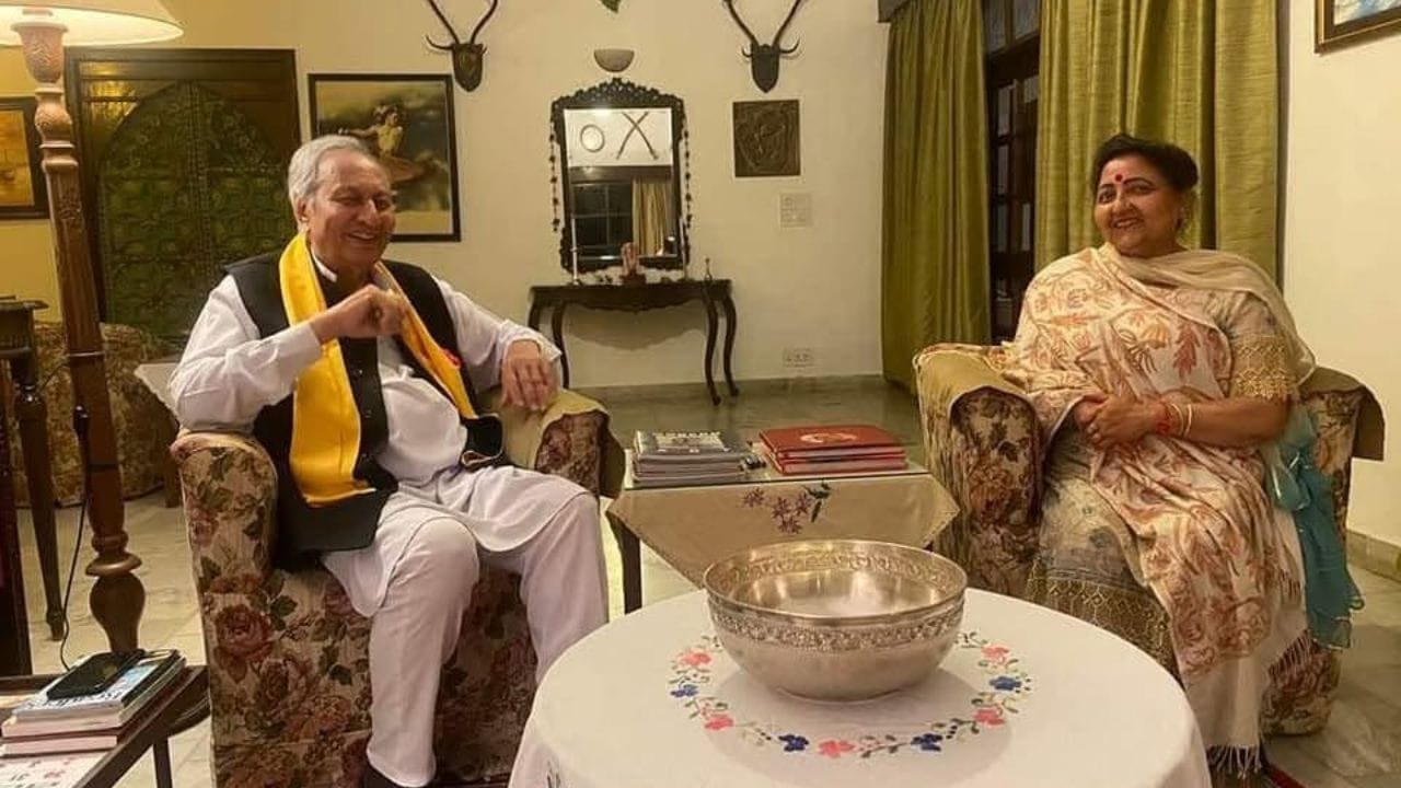 मेजर विजय सिंह मनकोटिया और सरवीण चौधरी। फाइल फोटो