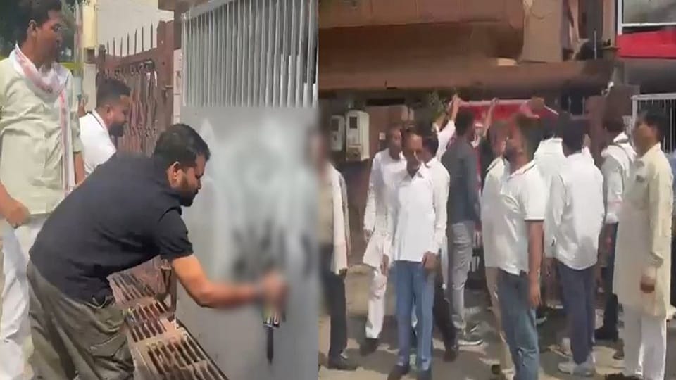 मुख्य चुनाव आयुक्त के घर पर प्रदर्शन और गिरफ्तार कांग्रेसी नेता।