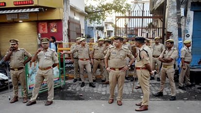 मस्जिद के रास्ते की बैरिकेडिंग कर तैनात पुलिस।
