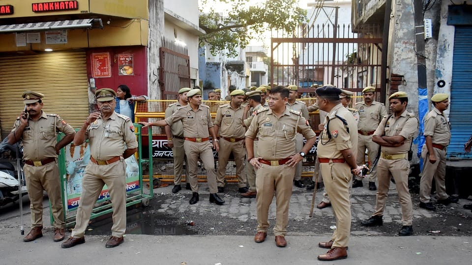 Meerut: Tensions ran high all day over the Kesarganj mosque; police stopped members of a Hindu organization