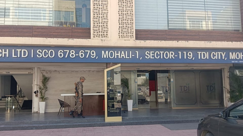 टीडीआई सिटी आफिस में ईडी की रेड