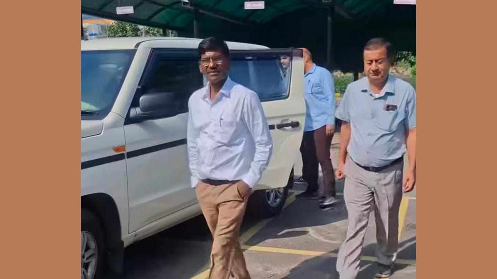 नगर निगम कार्यालय के बाहर एसीबी की टीम।