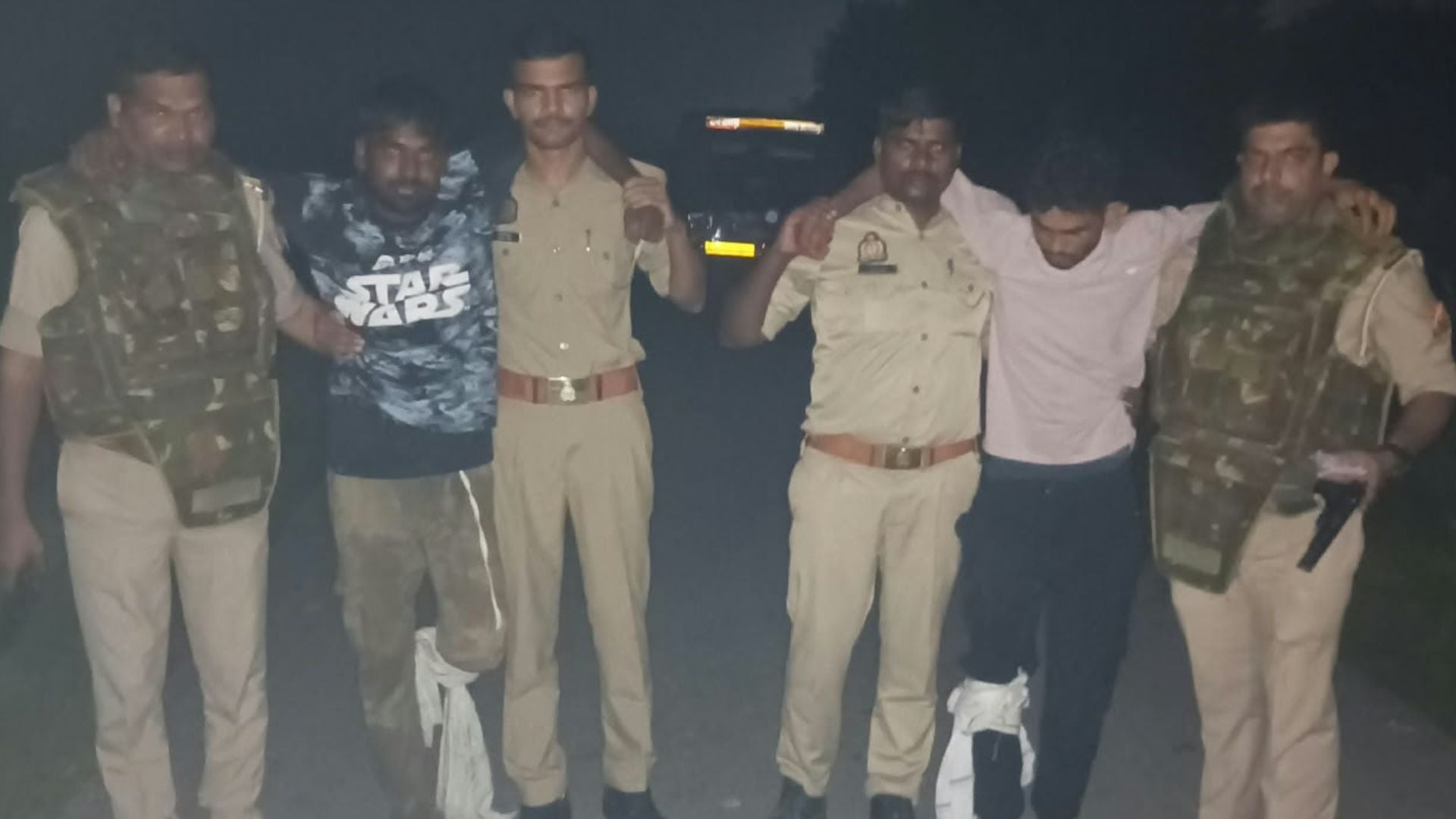 police encounter in Azamgarh Two thieves each carrying a reward of ₹25,000 arrested