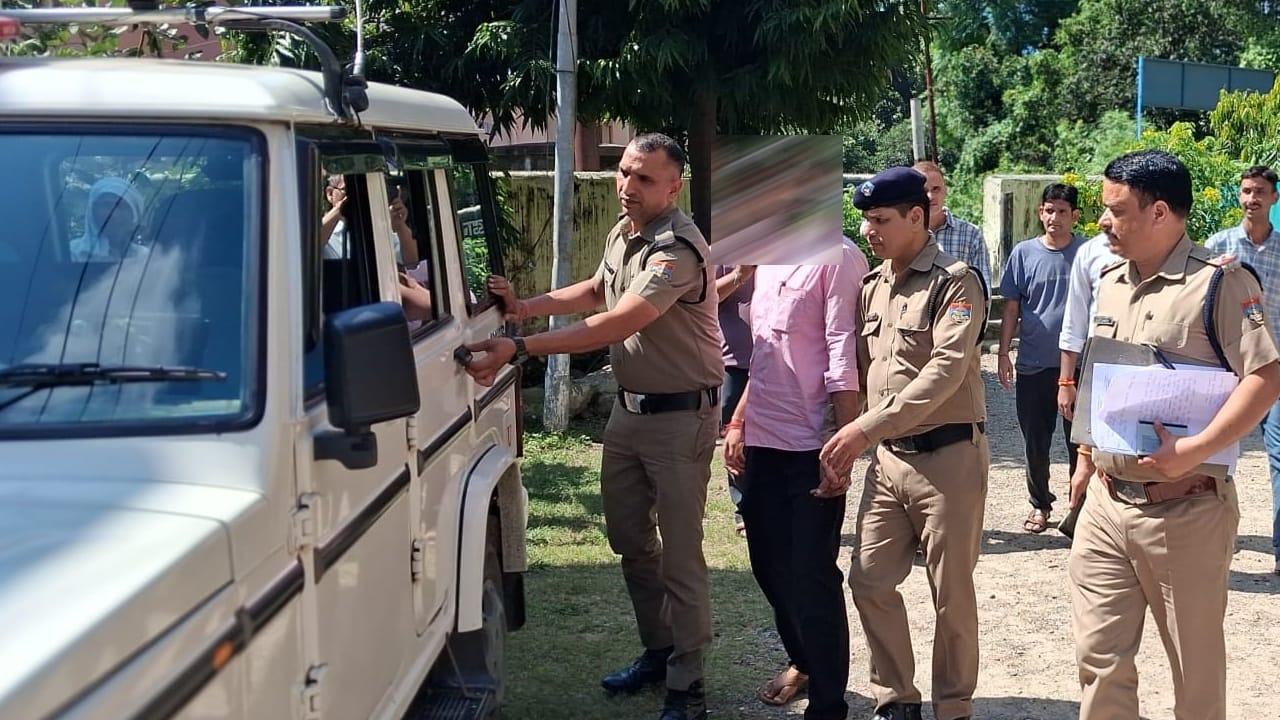 आरोपी को ले जाती पुलिस