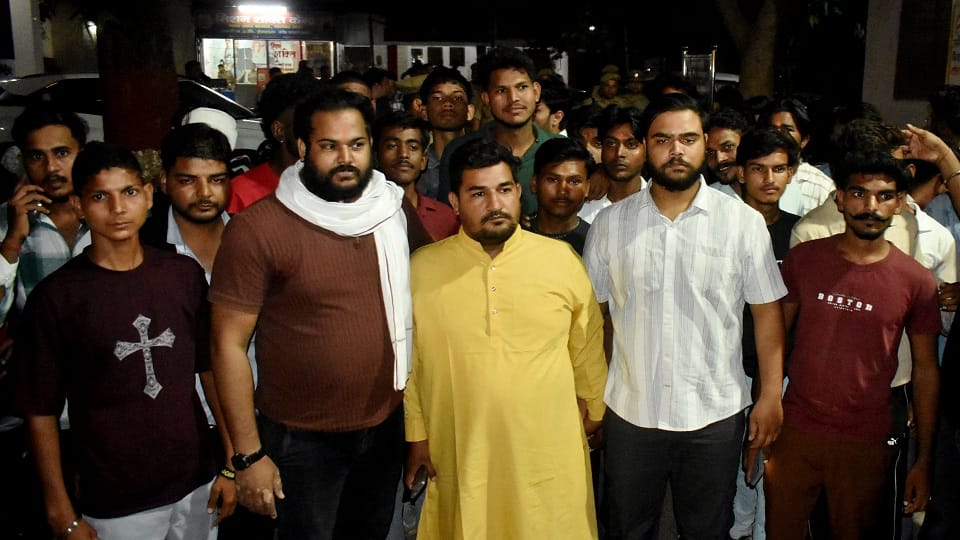 Meerut: Tensions ran high all day over the Kesarganj mosque; police stopped members of a Hindu organization