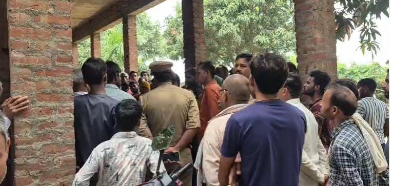एटा: शिक्षक को डराने के लिए छात्र के पिता ने तान दिया तमंचा, स्कूल में मची अफरा-तफरी; जानें फिर क्या हुआ