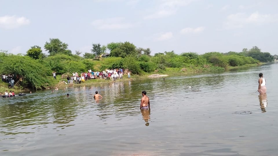 Five people drowned while bathing in the Sukhnai River in Jhansi