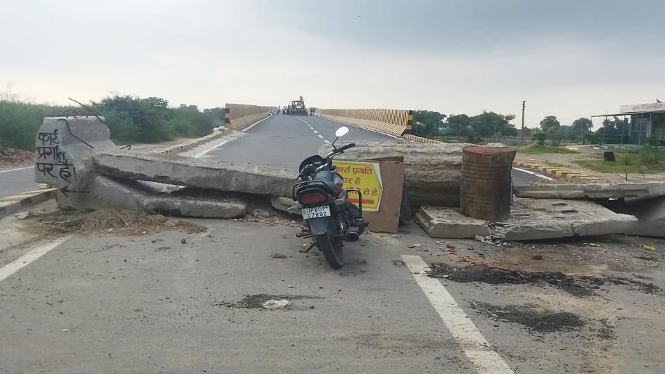 Road condition of railway overbridge