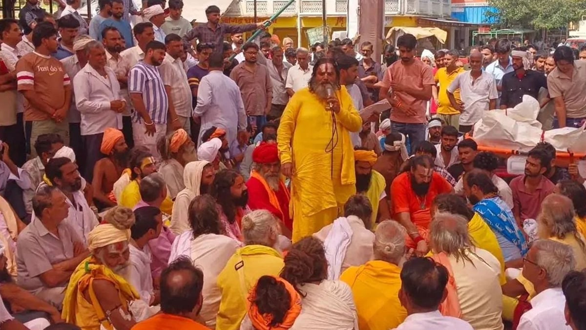 लोहार्गल में संत की संदिग्ध मौत के बाद बवाल: धाम बंद कर धरने पर बैठे ग्रामीण; सात दिन में कार्रवाई का आश्वास