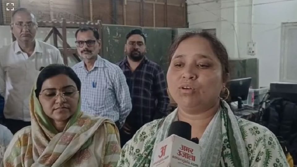 शिकायत करने वाली महिला कार्यकारी सहायक