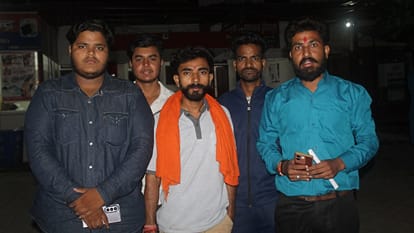 थाने पर हिंदू संगठन के लोग।
