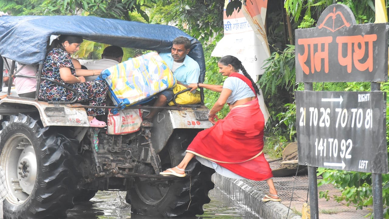 रेजीडेंसी गार्डन में ट्रैक्टर से हो रहा आवागमन