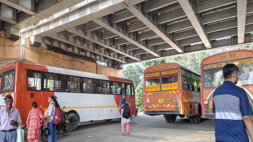 Private Buses Operate Alongside Agra ISBT Diverting Roadways Passengers With Lower Fares