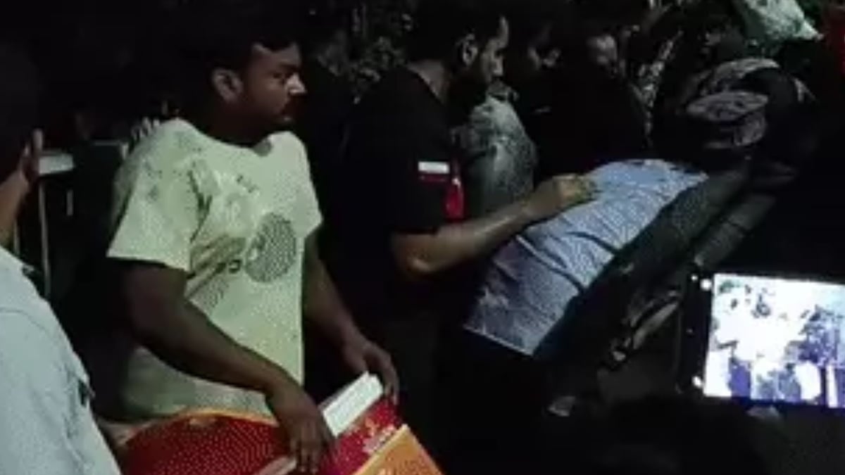 मध्यप्रदेश: भोपाल में तेल से भरा टैंकर पलटा, सड़क पर बहा सोयाबीन तेल; डिब्बे लेकर पहुंचे लोग