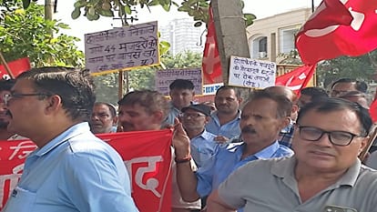 बर्खास्तगी के विरोध में सीटू का प्रदर्शन
