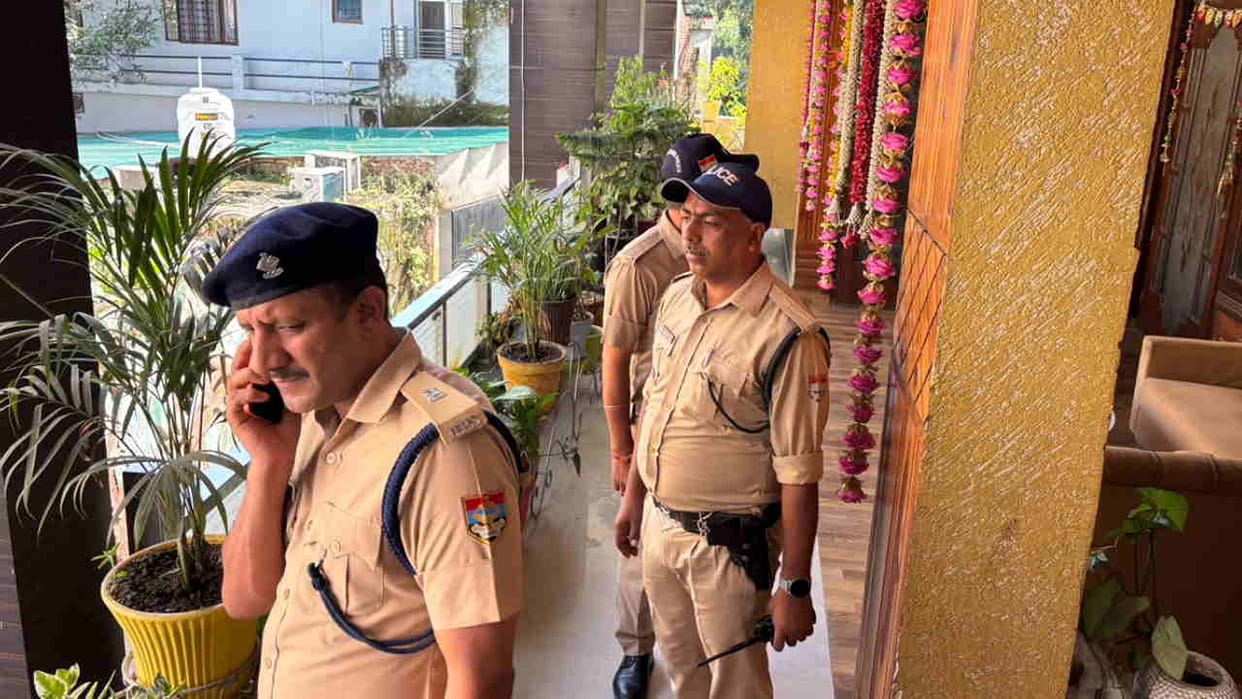 Dehradun Crime BJP councillor house robbed domestic help called associates after family fell unconscious