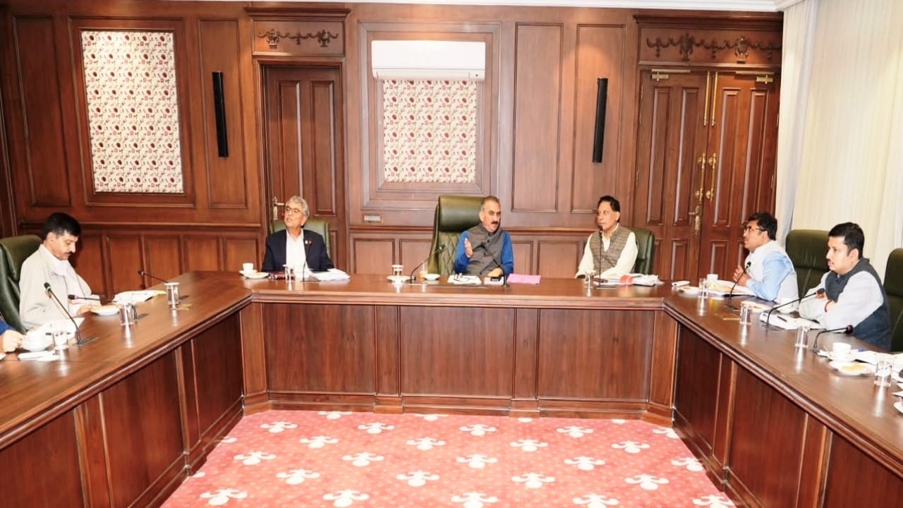 सीएम सुक्खू ने बिजली परियोजनाओं को लेकर आयोजित बैठक की अध्यक्षता की।