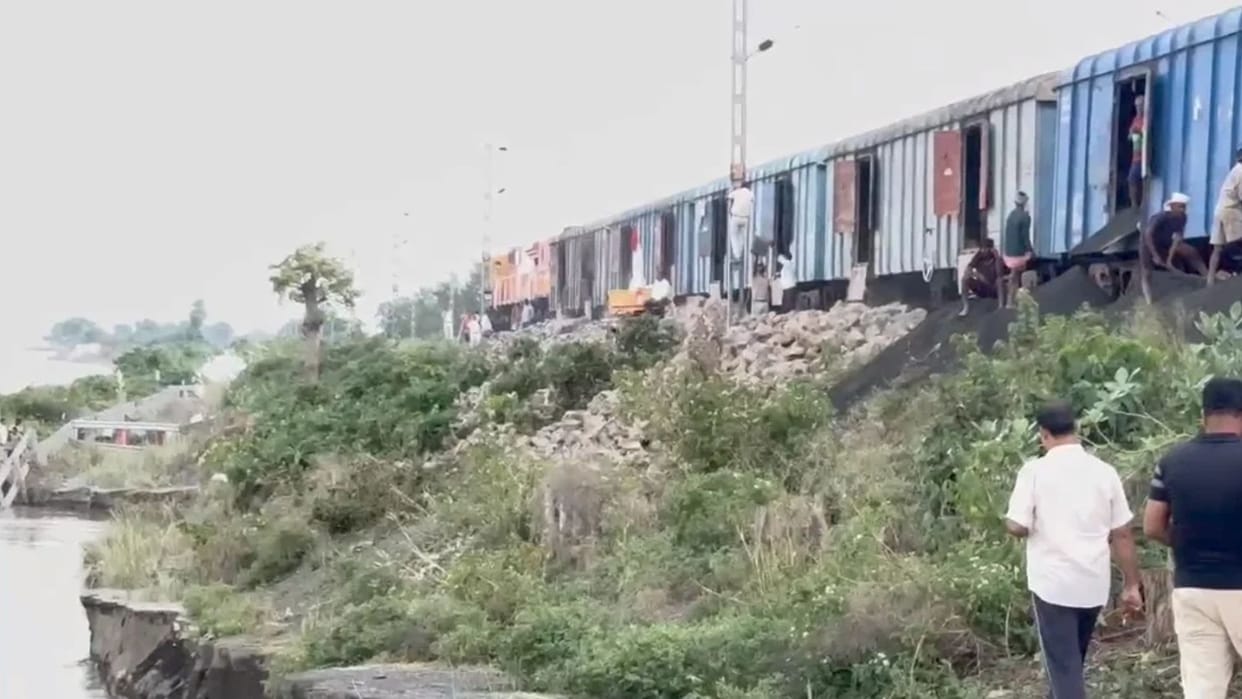 Ganga Erosion Threatens Sahibganj Railway Track 2 Trains Cancelled 6 Diverted