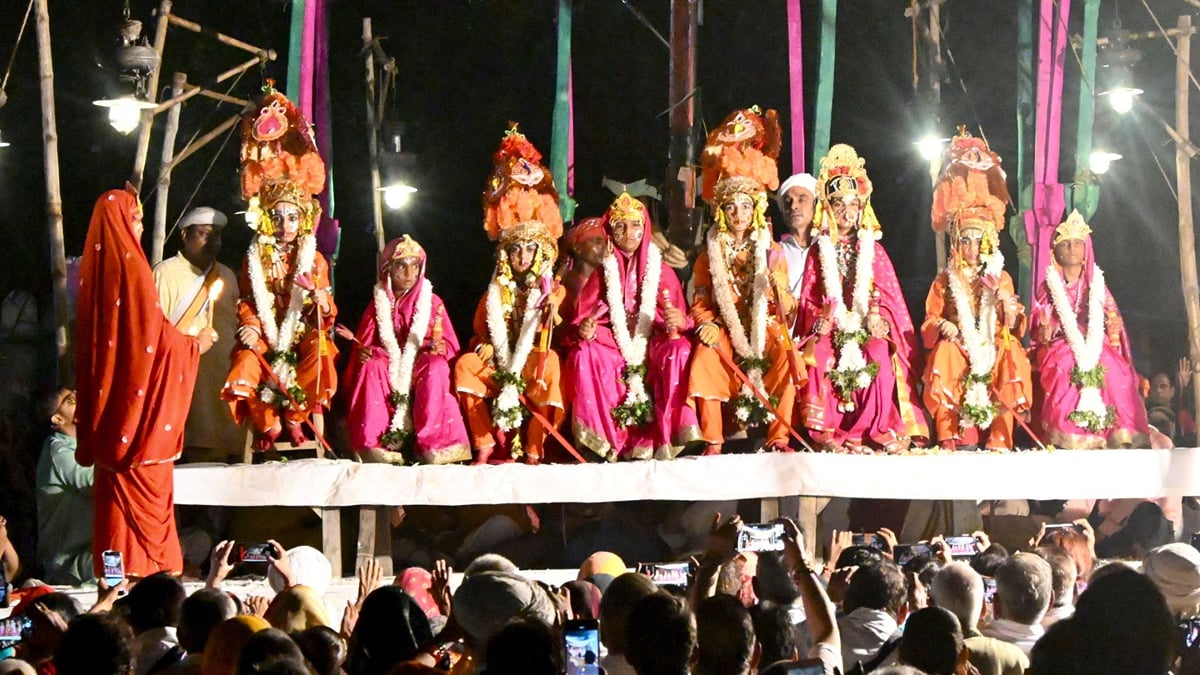 गाजे-बाजे संग जनकपुर पहुंची बारात: सिया-राम के जयकारे, रास्ते भर पुष्पवर्षा; रामनगर रामलीला का छठवां दिन