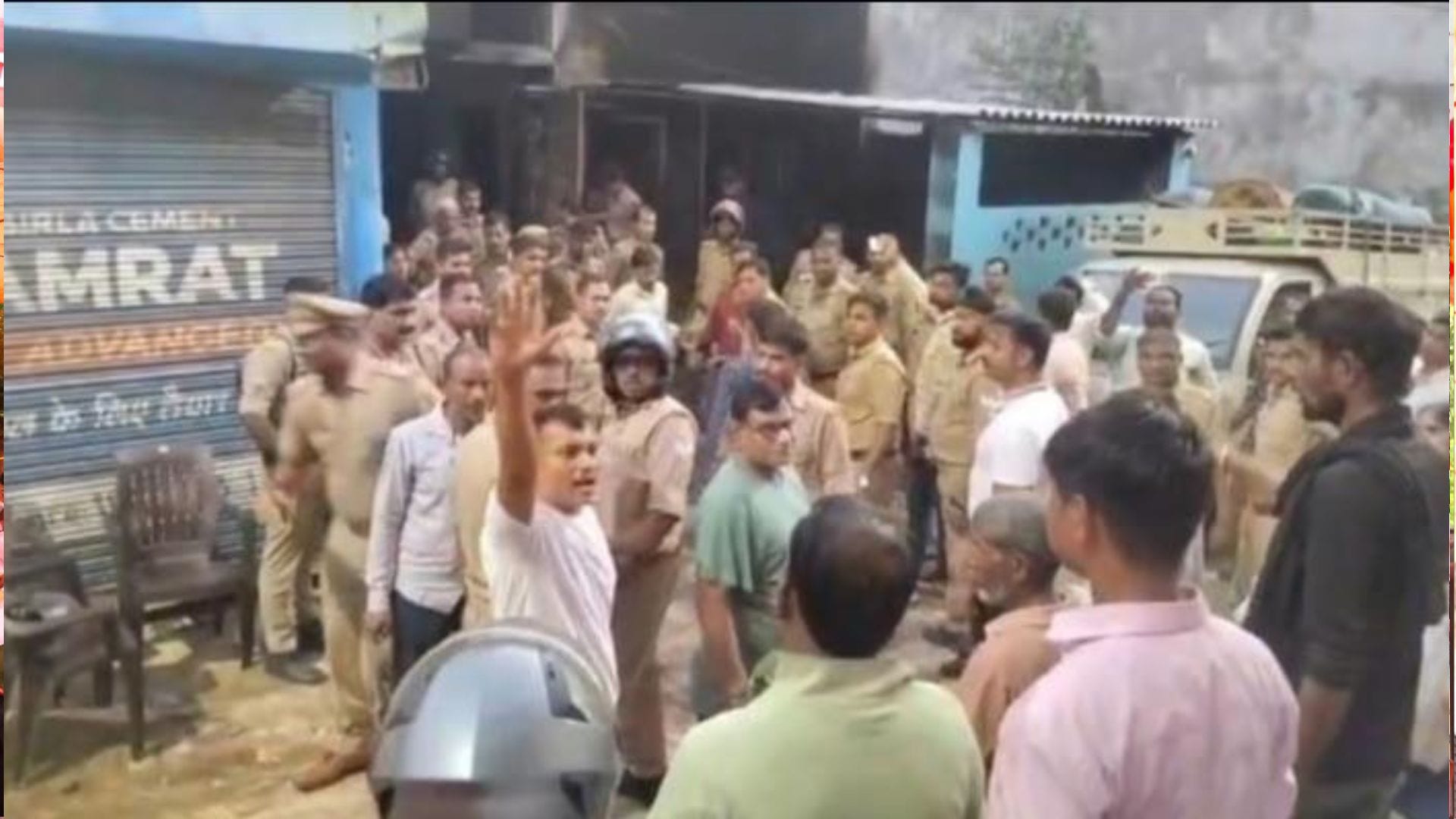 गोदाम के बाहर जुटे लोग हंगामा करते हुए, मौके पर मौजूद पुलिस