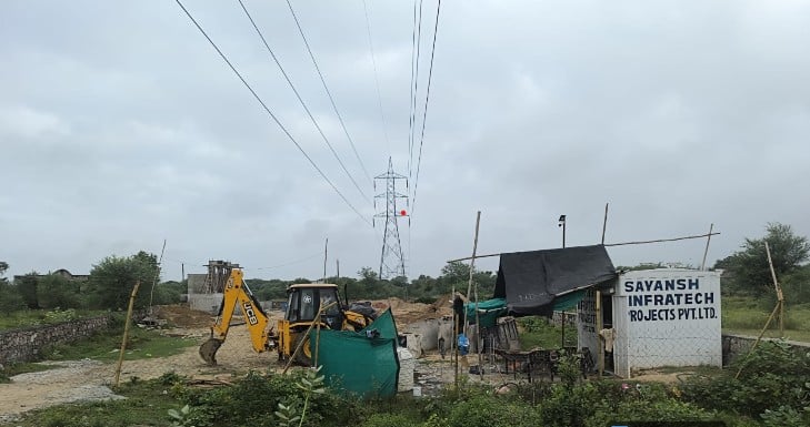 जयपुर: हाईटेंशन लाइन के नीचे ही बना रहे पंपिंग स्टेशन; हाईकोर्ट ने आरवीपीएनएल से मांगा जवाब