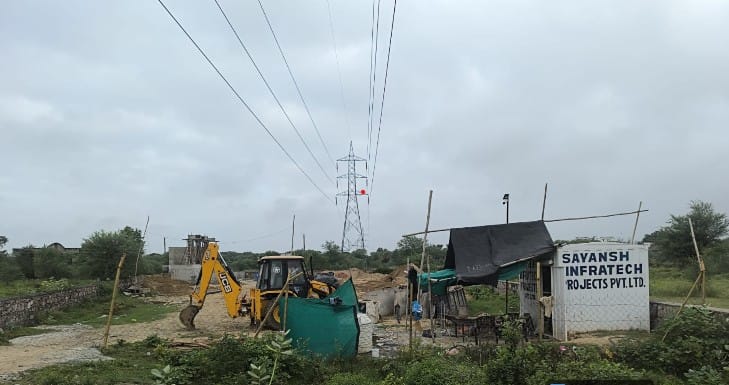 हाई टेंशन लाइन के ठीक नीचे बन रहा पंप स्टेशन
