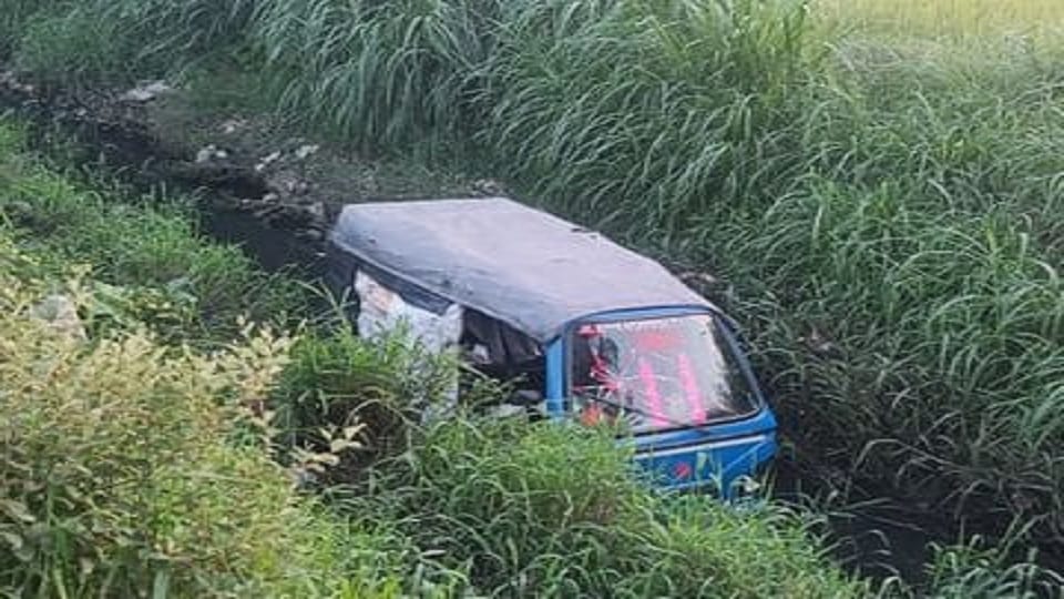 An e-rickshaw loaded with heavy iron goods went out of control and fell into a drain in rudrapur uttarakhand