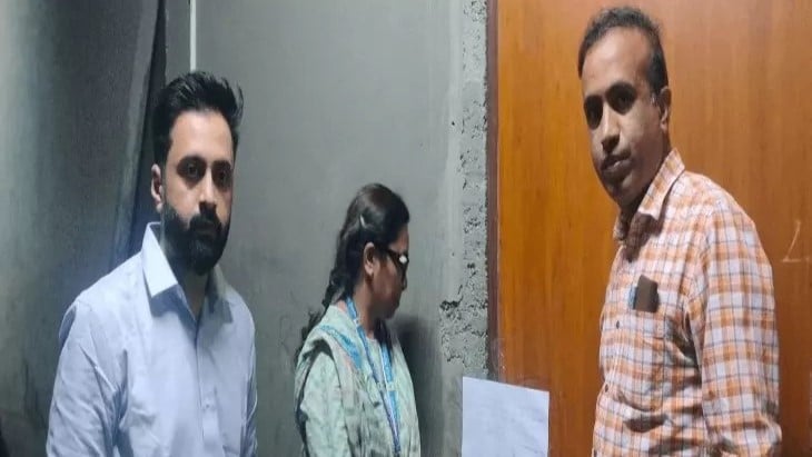इंदौर: मशहूर रेस्टोरेंट में परोसा जा रहा था कीड़े लगा खाना, फ्रीजर में शाकाहारी और मांसाहारी एक साथ