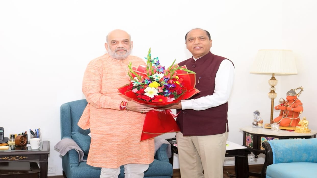Politics: Jairam Thakur met Union Home Minister Amit Shah; discussed the political situation in Himachal.