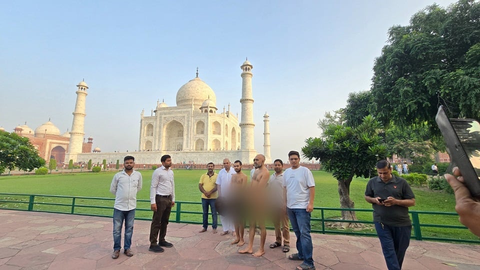 जैन मुनि ने देखा ताजमहल: स्मारक में नक्काशी की ली जानकारी, समत्व सागर महाराज बोले- संरक्षण समाज की जिम्मेदारी