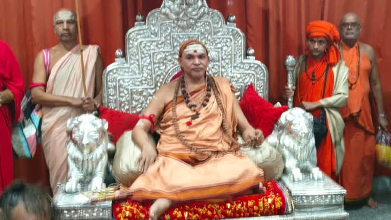 Avimukteshwaranand arrives in Kashi seek votes Gau-mata urge opposition and pressure bjp government