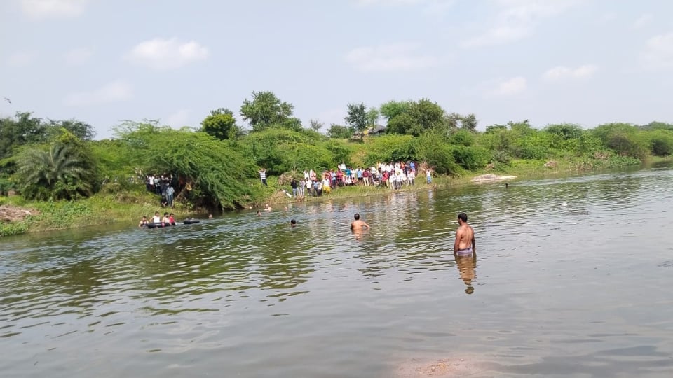 एक ही परिवार के पांच डूबे: 'भैया को क्या हुआ, वो बोल क्यों नहीं रहे', देवरी सिंहपुरा में संग जलीं चार चिताएं