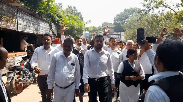 कानपुर: अधिवक्ताओं ने किया सामूहिक अवकाश, मानव श्रृंखला बनाकर दिखाई एकजुटता, परेशान लौटे वादकारी