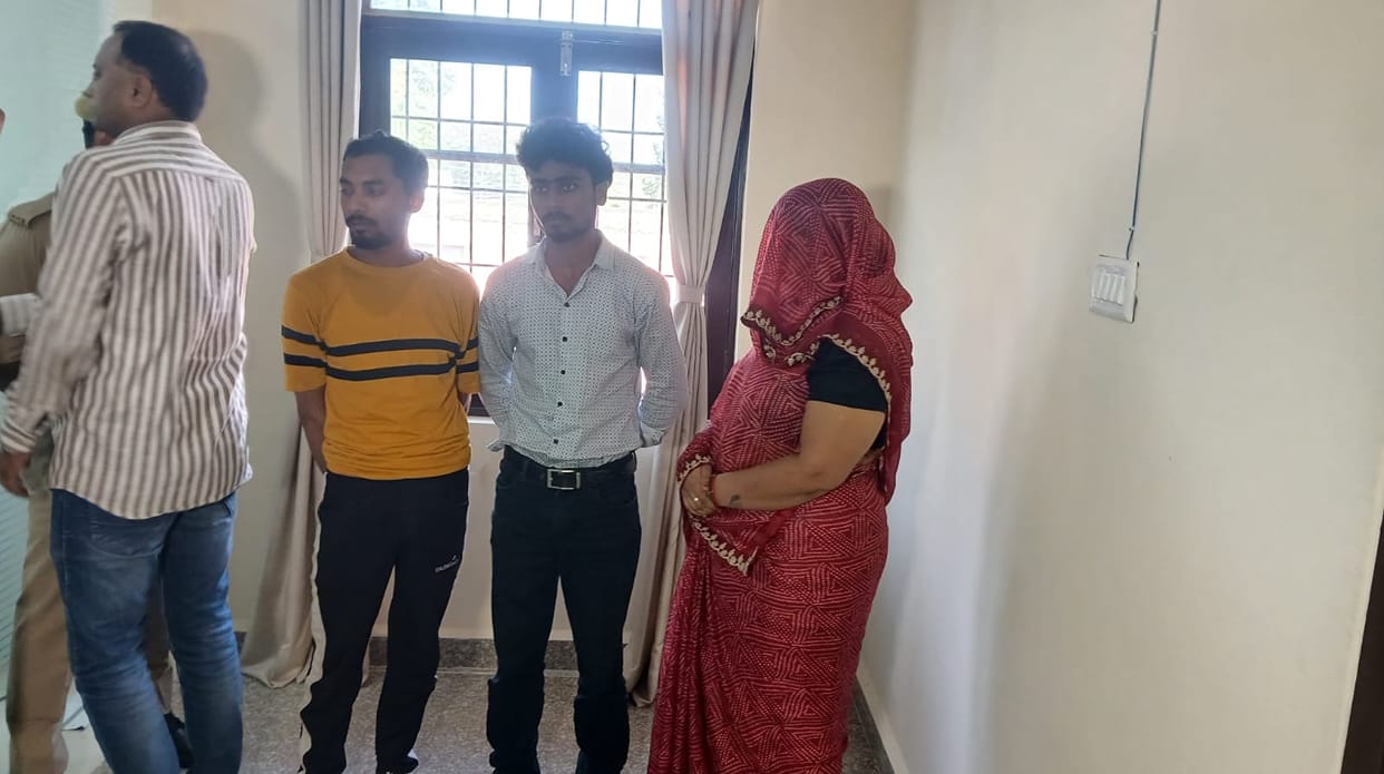 Kanpur 72 year old doctor swindled out of  48 lakh money extorted via digital arrest three arrested