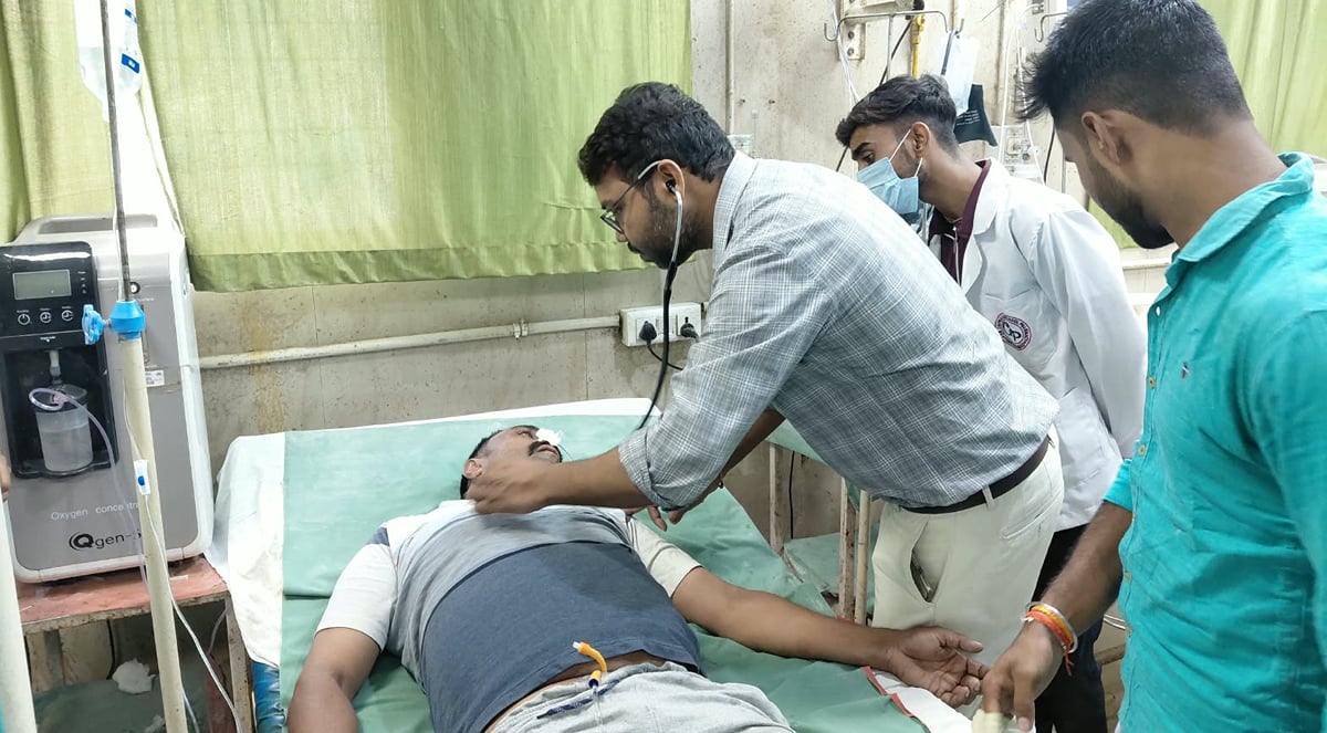 फर्रुखाबाद: दीवान ने खाया जहरीला पदार्थ, कमरे में बेहोशी की हालत में मिले, लोहिया अस्पताल में कराया भर्ती