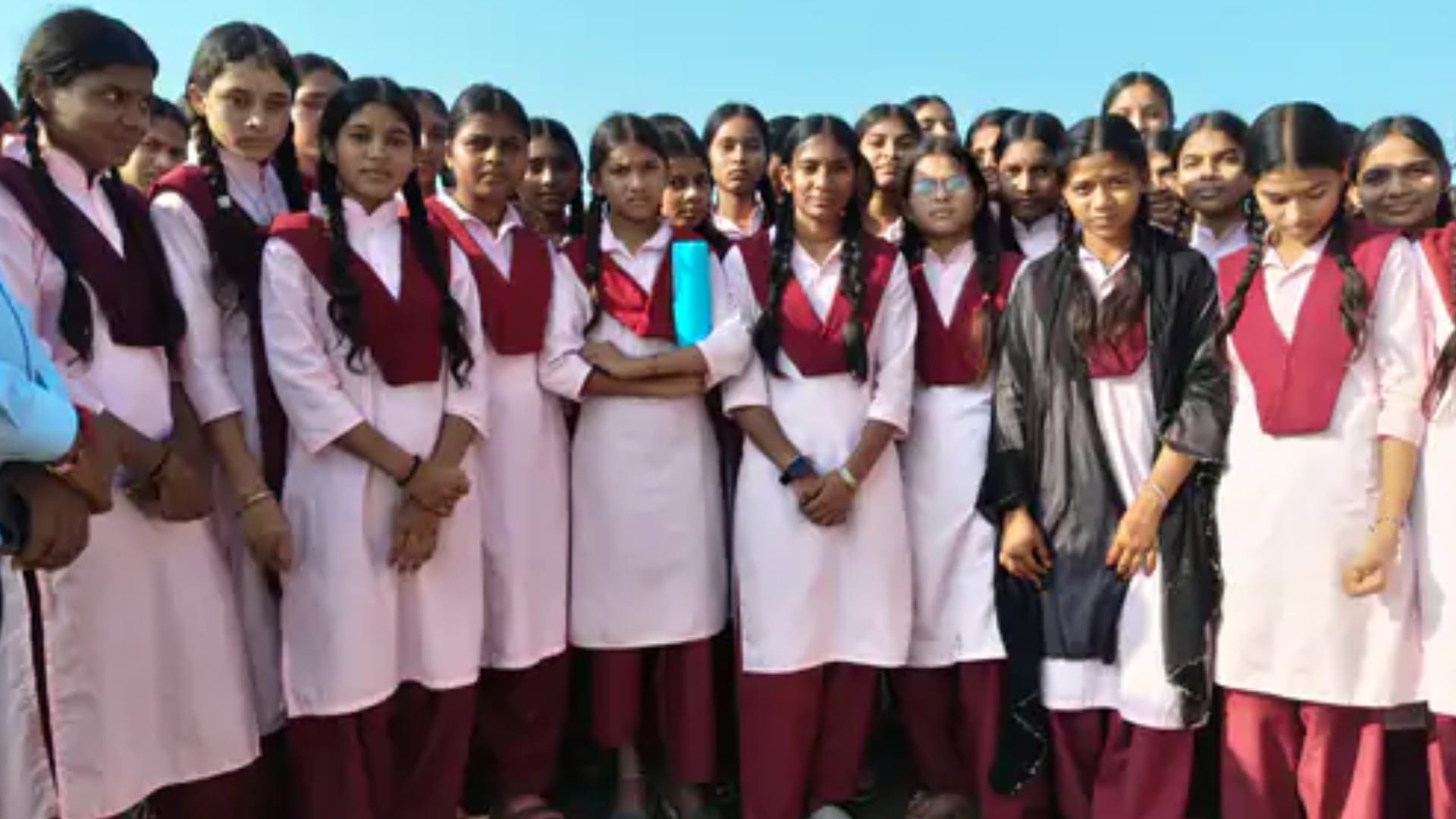 कस्तूरबा गांधी आवासीय विद्यालय की करीब 150 छात्राएं एसडीएम से मिलने पहुंची।