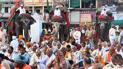 Ramnagar Ramlila Muslim families doorsteps awaiting Ram arrive watch slaying of Tadaka chants of praise