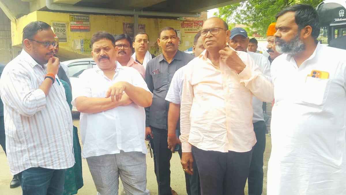वाराणसी: सीवर ओवरफ्लो का मंत्री ने देखा हाल, अफसरों को लगाई फटकार; प्राथमिकता पर बचे काम पूरा कराने के निर्देश