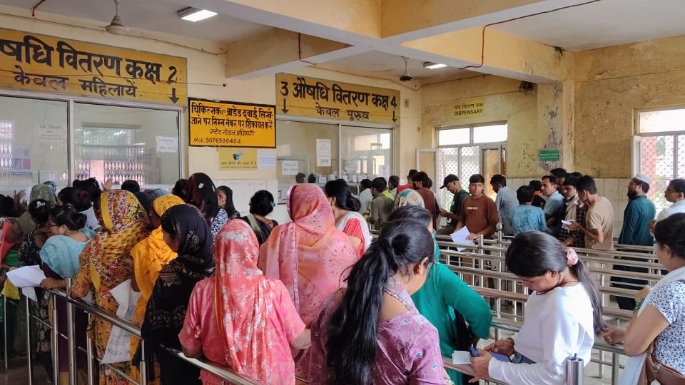 यूपी: सरकारी अस्पताल में इलाज बना मुसीबत, सुबह से लग रही कतार; पर्चे से जांच तक हर कदम पर धक्के