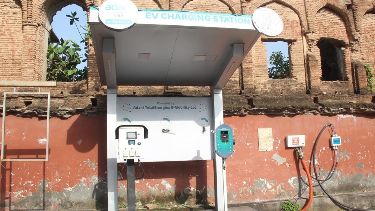 Jhansi: E-vehicles are zipping along the roads, but charging stations are struggling to cope