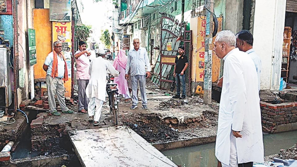 42 Families Affected for 10 Days Due to Drain Construction, Residents Protest in Subhash Colony
