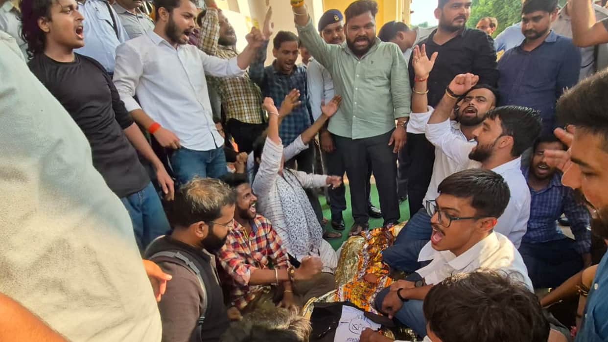 BHU ABVP took symbolic funeral procession Chief Proctor draped shroud over effigy raised slogans protest