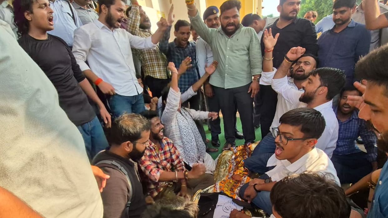 BHU ABVP took symbolic funeral procession Chief Proctor draped shroud over effigy raised slogans protest