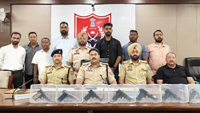 जानकारी देते पुलिस अधिकारी