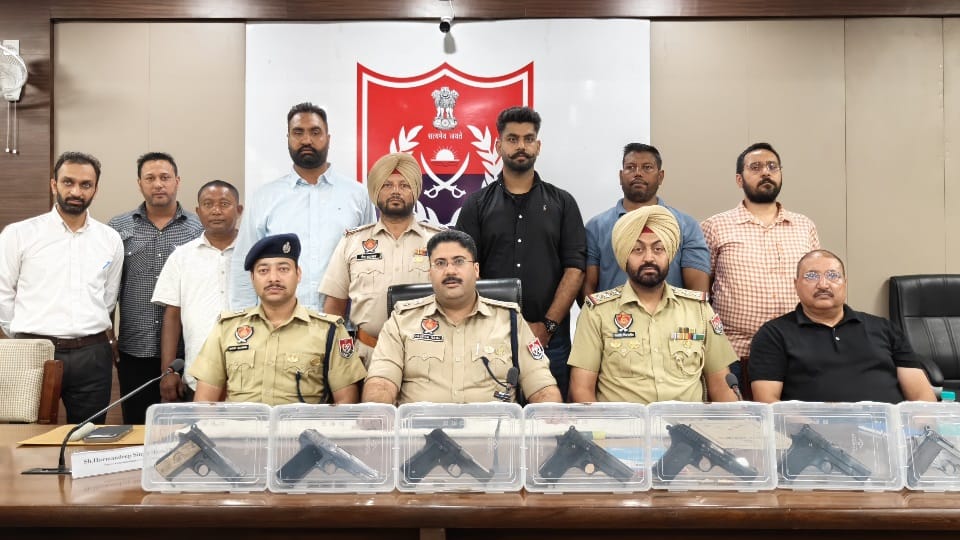 जानकारी देते पुलिस अधिकारी