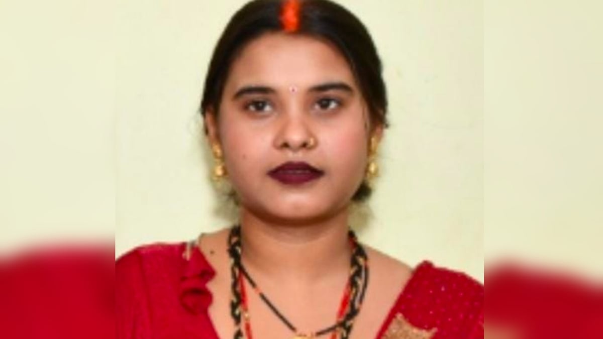 प्रतापगढ़ : फंदे से लटकता मिला विवाहिता का शव सीने पर लिखा- सास के कारण दे रही हूं, एक साल पहले हुई थी शादी