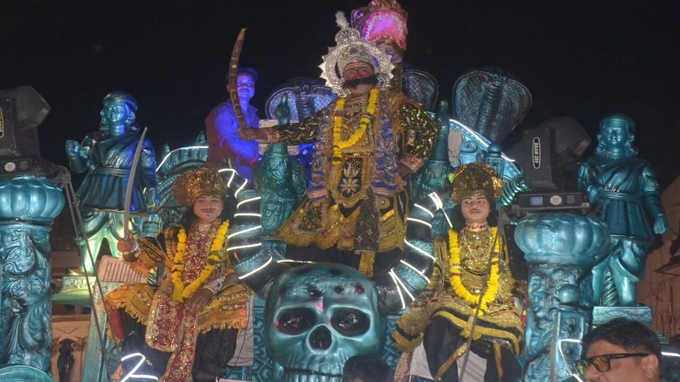Ravana's Grand Procession Brings Lanka's Grandeur Alive in Agra