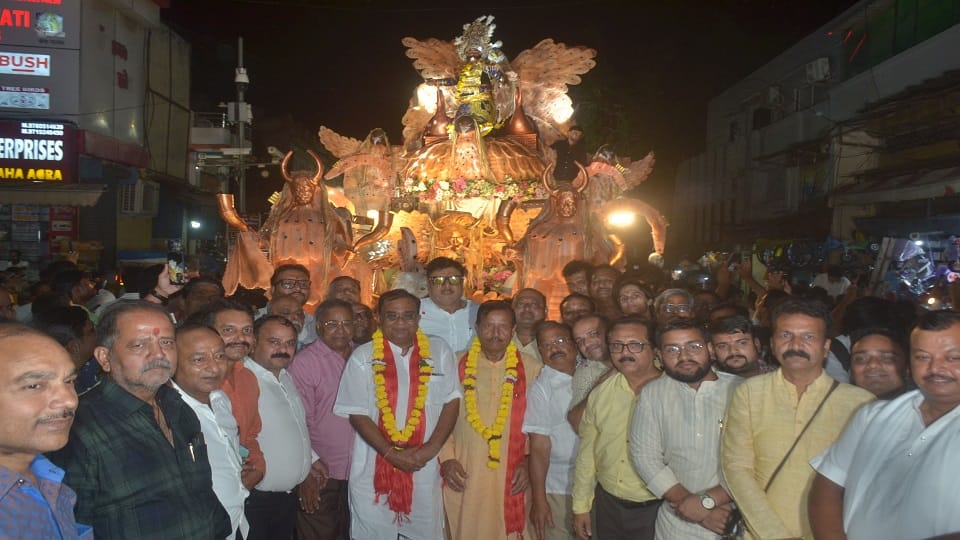 Ravana's Grand Procession Brings Lanka's Grandeur Alive in Agra