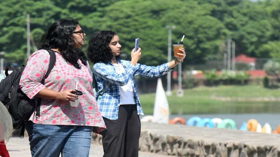 सुखना लेक में खिली धूप में सेल्फी लेती युवतियां