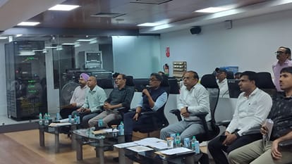 समीक्षा करते अधिकारी